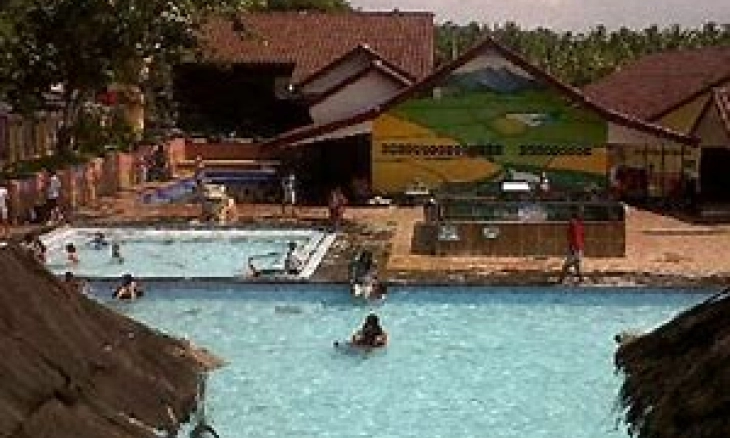 Menikmati Sensasi Panasnya Sumber Air Batu Kuwung di Banten