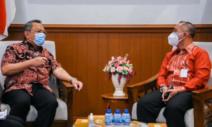 Walikota Tangsel Terima Bantuan 1000 Paket Sembako dari BPJamsostek