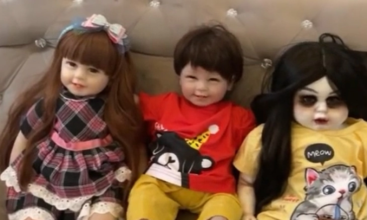 5 Selebriti yang Mengadopsi Boneka Arwah, No 3 Paling Aneh