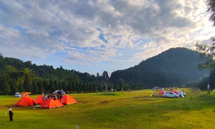Liburan dan Menginap di Alam Terbuka Campervan Park Ciater