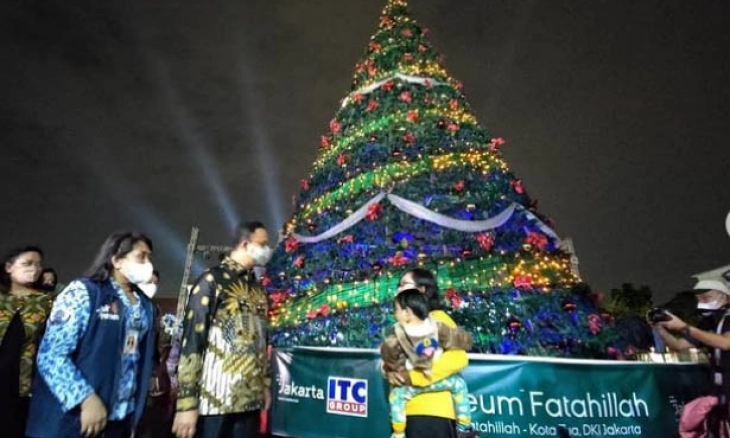 Anies Baswedan Menyaksikan Christmas in Jakarta