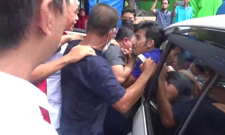 Viral! Debt Collector Tarik Paksa Mobil Pengendara di Depan Kantor Polisi