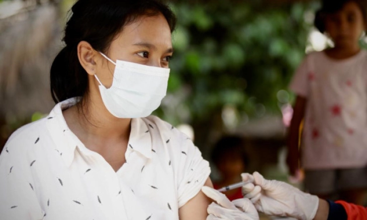 Warga Suku Sasak Desa Adat Sade Ikut Vaksinasi  yang Digelar BNPB