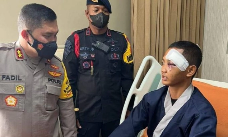 Kapolda Metro Jaya Jenguk Anggota Polisi yang Terluka Saat Demo di DPR