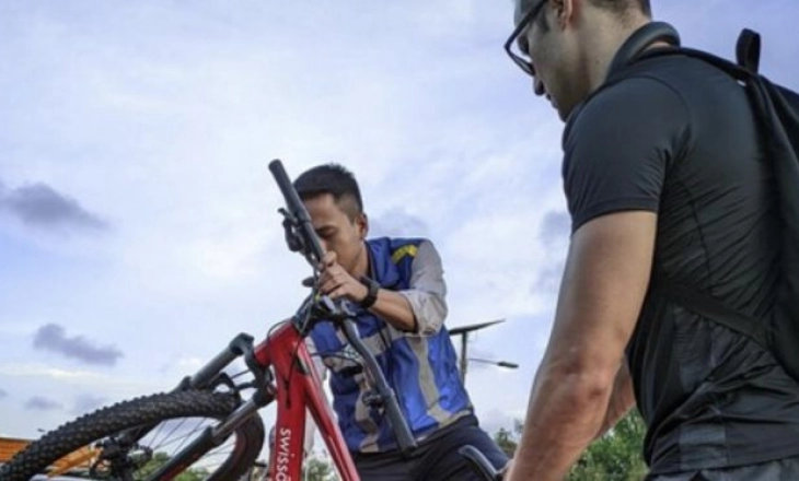 Baru Sehari di Indonesia, WNA Uni Emirat Arab Naik Sepeda Nyasar Masuk Tol