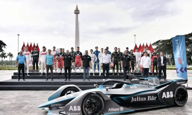 Foto: Momen Epik Pembalap dan Para Official Jakarta E-Prix 2022
