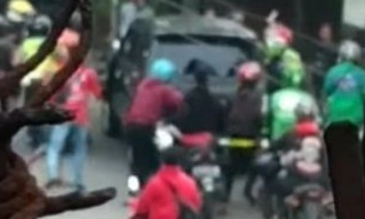 Viral, Anggota Polisi yang Kejar Pengendara  Mobil Diduga Tabrak 20 Orang Ikut Ditabrak