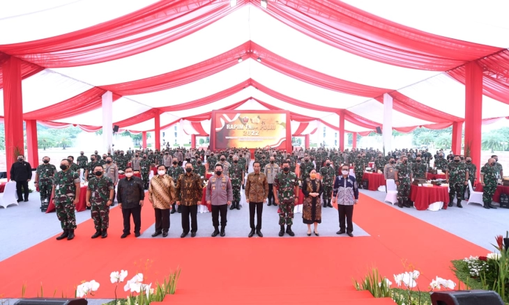 Kapolri dan Pati Polri Terima 4 Tanda Kehormatan pada Rapim TNI-Polri di Mabes TNI