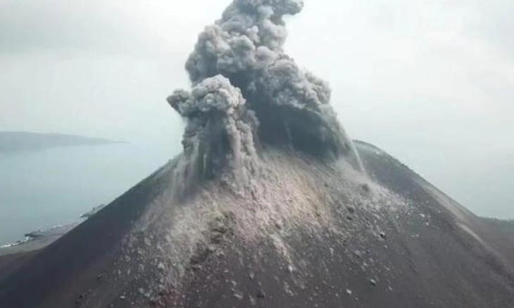 Gunung Anak Krakatau Kerap Erupsi, Radius Bahaya 5 Km dari Kawah Aktif