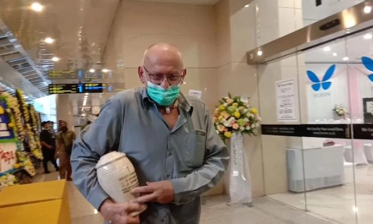 Abu Laura Anna Digendong  Sang Ayah 