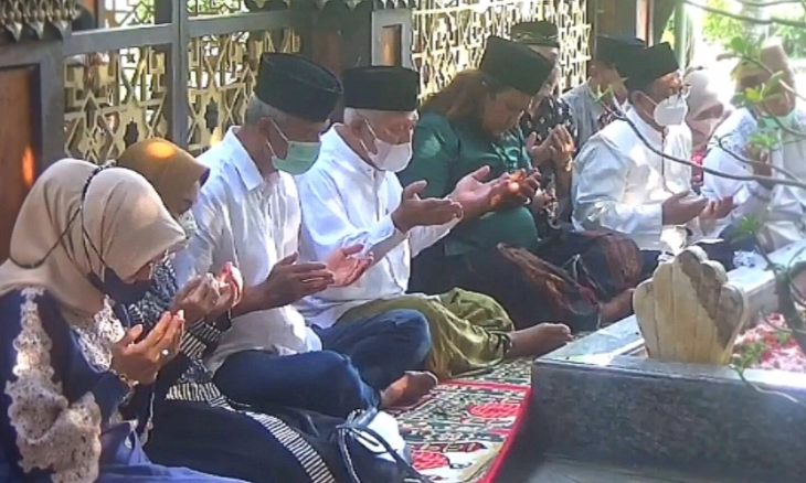 Ganjar Pranowo Ziarah ke Makam Pendiri NU