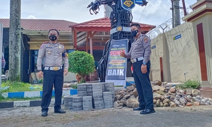 Patung Robot Transformer dari  Knalpot Bising Sitaan Satlantas Polres Tasikmalaya