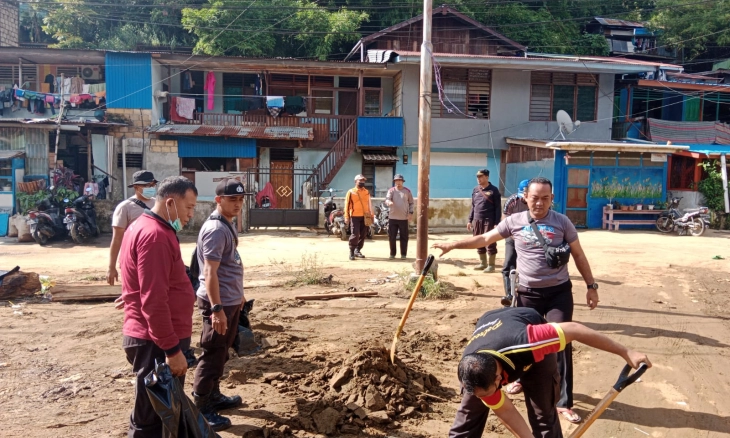 Polresta Jayapura Kota Kerja Bakti Bersihkan Lokasi Terdampak Banjir di Aspol Klofkamp
