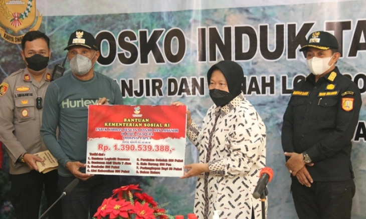 Mensos Serahkan Bantuan Rp1,3 Miliar untuk Korban Bencana Longsor dan Banjir Kota Jayapura