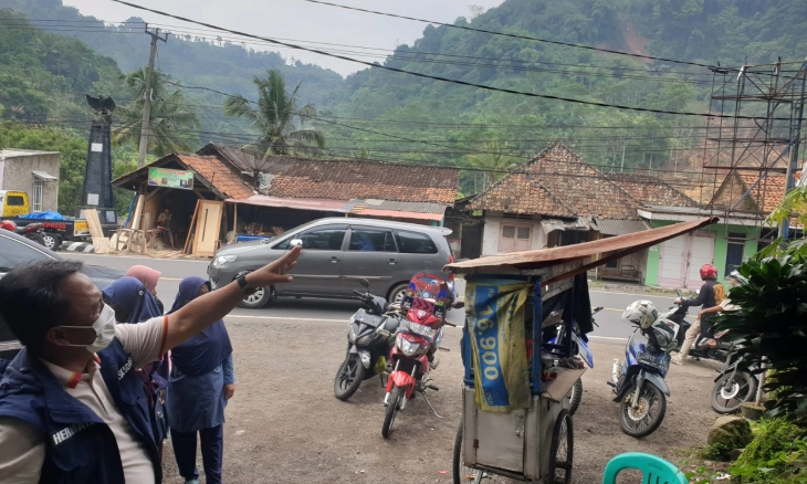 Dugaan Longsor Ciherang karena Rembesan Saluran Air di Puncak Bukit Leuweung Kadu 