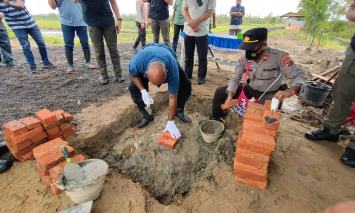 Kapolda Papua Letakan Batu Pertama Pembangunan Asrama Polisi dan Wartawan di Merauke