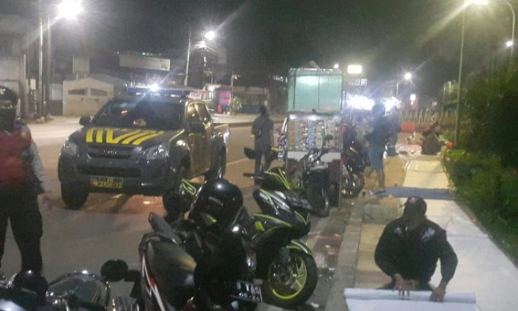 Polsek Ciracas Bubarkan Kerumunan di Malam Hari