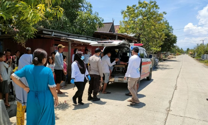 Meresahkan Masyarakat, Bhabinkamtibmas Polsek Labakkang dan Nakes Evakuasi Pasien Penderita Gangguan Jiwa