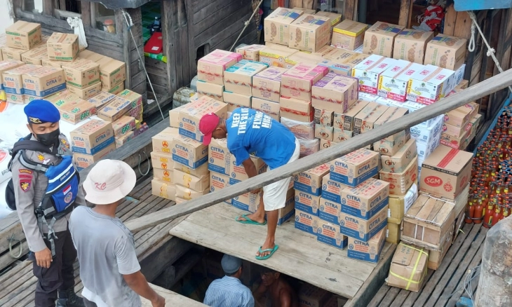 Antisipasi Penimbunan Minyak Goreng, Sat Polair Polres Tanjab Barat Patroli di Pelabuhan Tanggo Raja Ulu Kuala Tungkal
