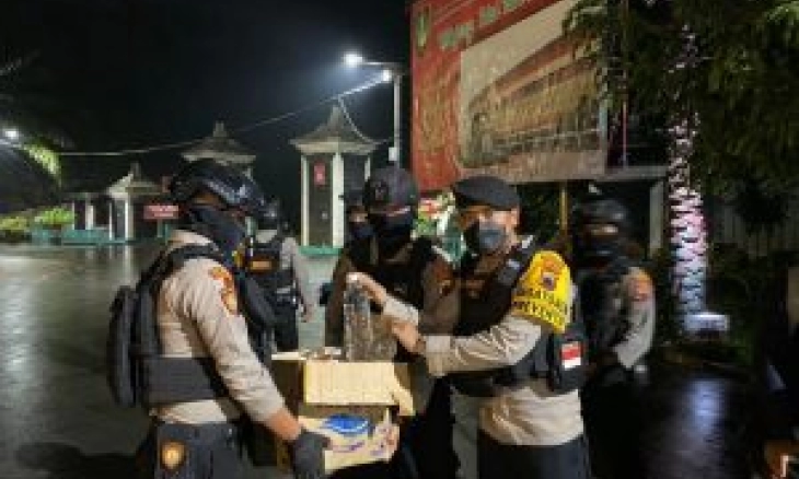 Jualan Miras kepada Suporter di Stadion Manahan Solo