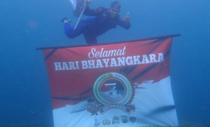 Pengibaran Bendera Merah Putih di Bawah Laut Pantai Selat Bali
