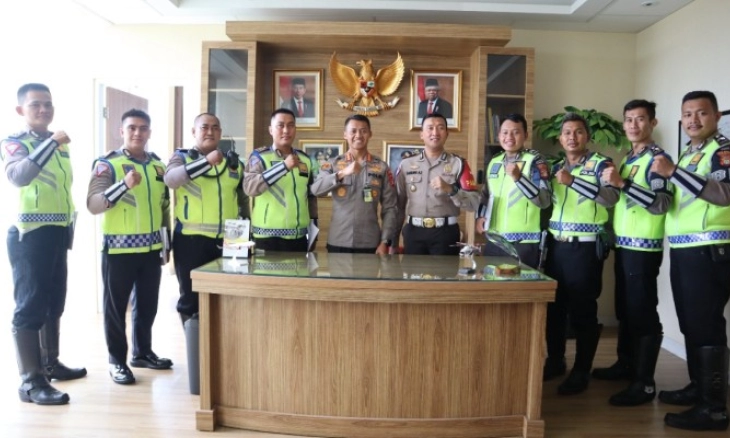 Sembilan Polisi Baik dan Penolong Sat Lantas Polresta BSH Dapat Penghargaan