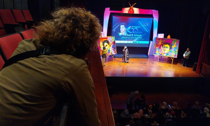 Lelang Lukisan, Ibu Menteri Pilih  Chairil Anwar yang Menggigit Rokok