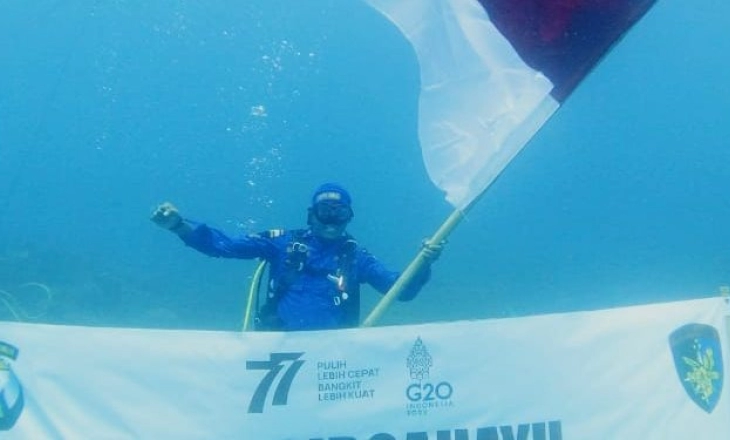 Satpolairud Polresta Banyuwangi Kibarkan Bendera Merah Putih di Bawah Laut Selat Bali
