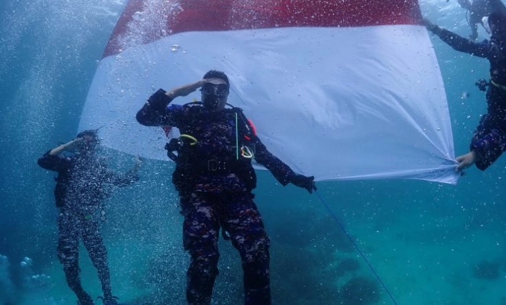 Enam Penyelam Ditpolairud Polda Sulteng Ikut Kibarkan Bendera Merah Putih di Bawah Laut