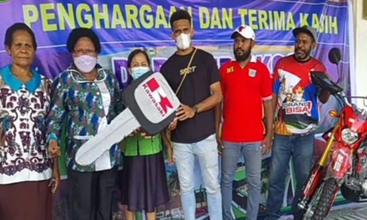Ricky Kambuaya Dapat Hadiah Motor dari Ketua DPRD Kota Sorong