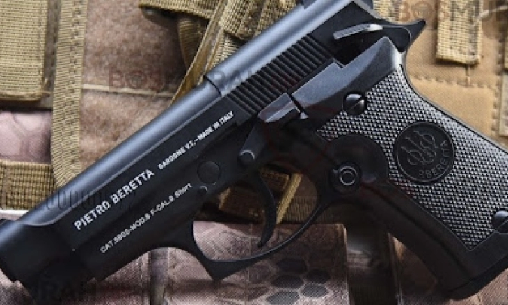 Debt Collector Bawa Airsoft Gun dan Alat Kejut Listik 