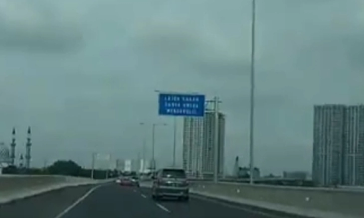 Siswi SMP Salah Jalan, Masuk Tol Japek dan Terserempet
