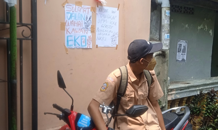 Depan Rumah Duka, Ada Coretan  Kertas di Tembok Ungkapan Kecewa kepada KKB 