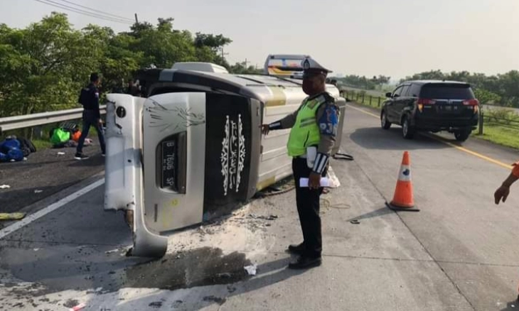 Kecelakaan Beruntun Dua Minibus dan Satu Bus di Tol Sumo, 16 Orang Alami Luka