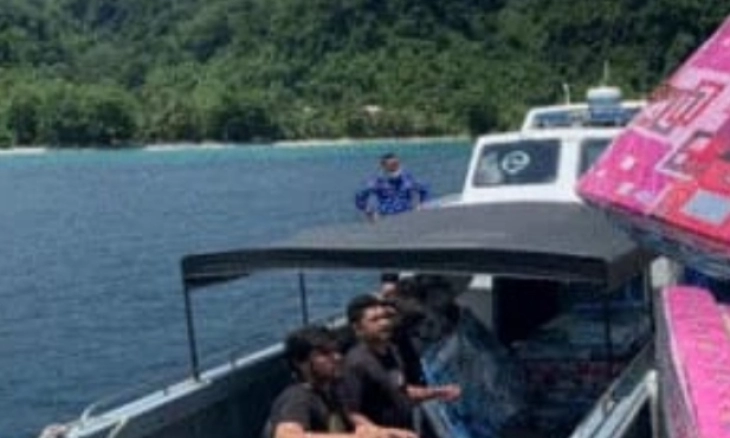 Kadensus 88 Antiteror Polri, Kapolda Maluku Memberikan Bantuan Sosial Kepada Pengungsi Kariu