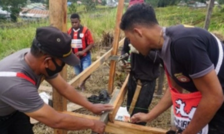 Binmas Noken Dirikan Kandang Babi untuk Masyarakat Kabupaten Puncak Papua