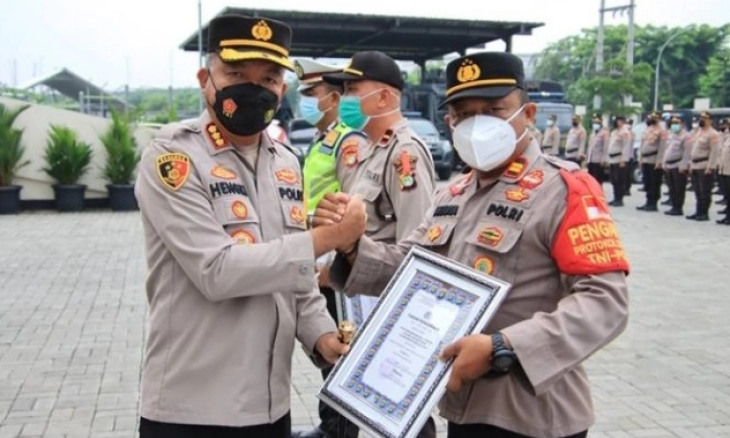 Polres Metro Bekasi Kota Memberikan Tiket Umrah