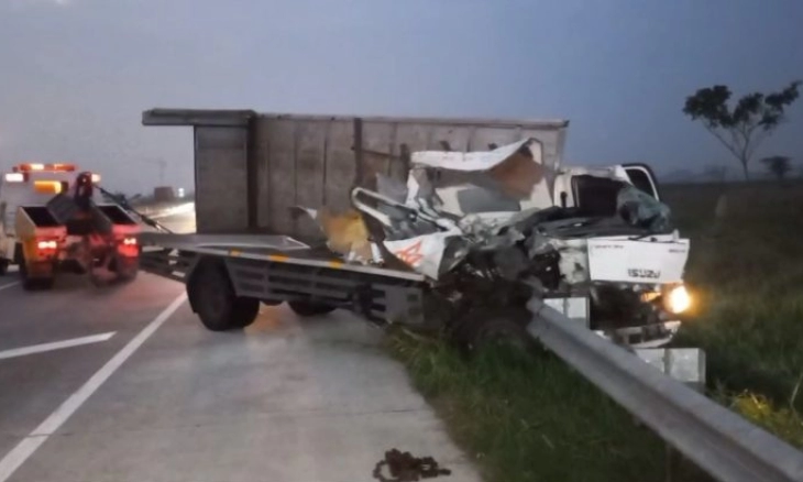 Truk Ekspedisi Tabrak JPO di Tol Ngawi, Dua Tewas
