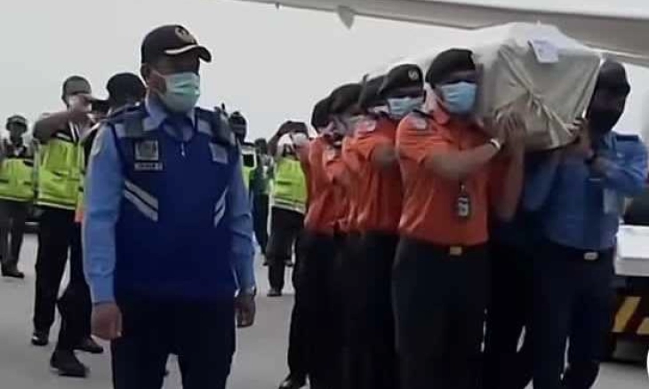 Jenazah Eril Tiba di Bandara Soetta Disambut Sang Ibu