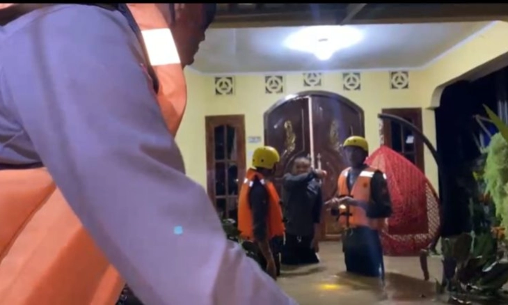 Evakuasi Korban Banjir, Sat Brimob Polda Bengkulu Kerahkan Puluhan Personil