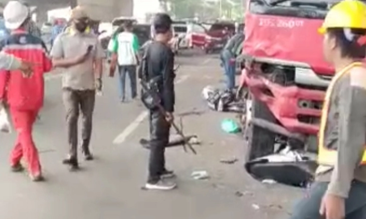 Truk Pertamina Seruduk Sejumlah Kendaraan di CBD