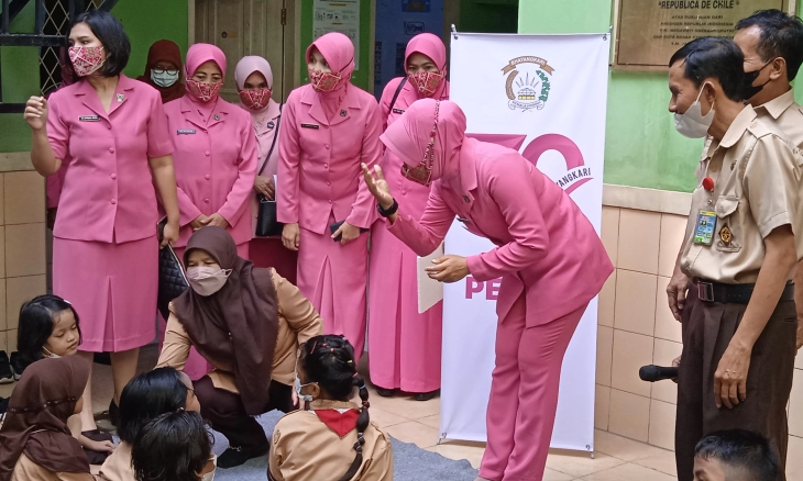 Gunakan Bahasa Isyarat Ketua Bhayangkari Cabang Jakarta Pusat Bertanya ke Siswa 