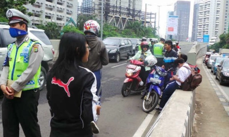 Rombongan Pemotor Melintas JLNT Casablanca