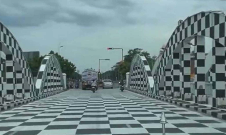 Viral Jembatan Kota Dilukis Seperti Papan Catur