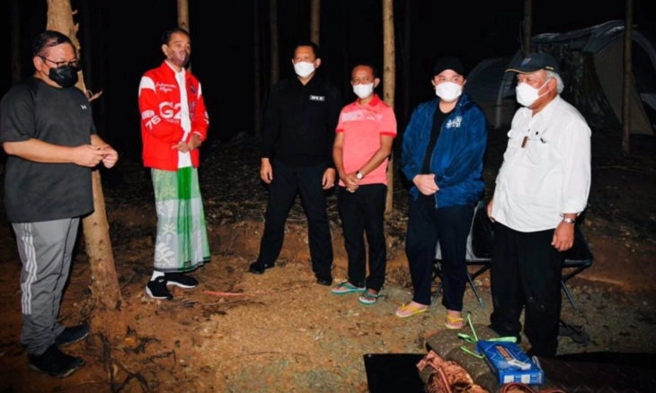Presiden Jokowi Menikmati Udara Sejuk Malam Hari di IKN