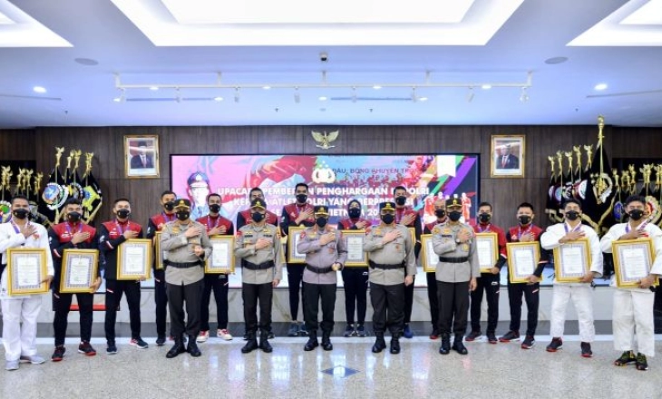 Kapolri Beri Penghargaan kepada Anggota Polri yang Berprestasi di Sea Games Vietnam 2021