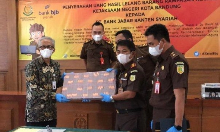 Kejari Serahkan Barang Bukti Korupsi Senilai Rp 2.456 Miliar ke Bank BjB