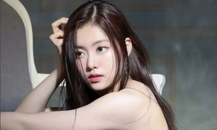 Source Music Umumkan Kepergian Kim Ga Ram dari Le Sserafim