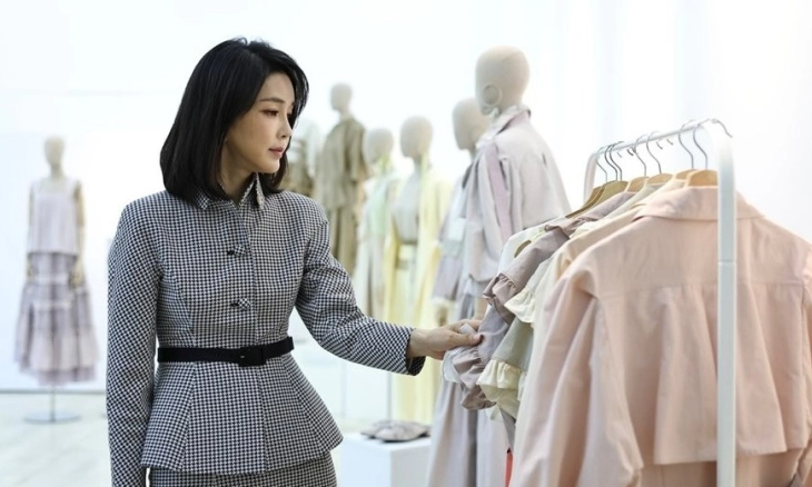 Ibu Negara Kim Kunjungi Pusat Budaya Korea di Madrid