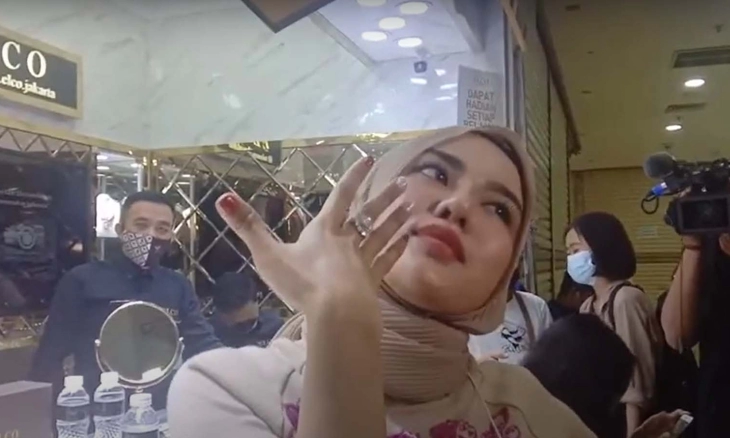 Medina Zein Borong Cincin Berlian Rp 500 Juta